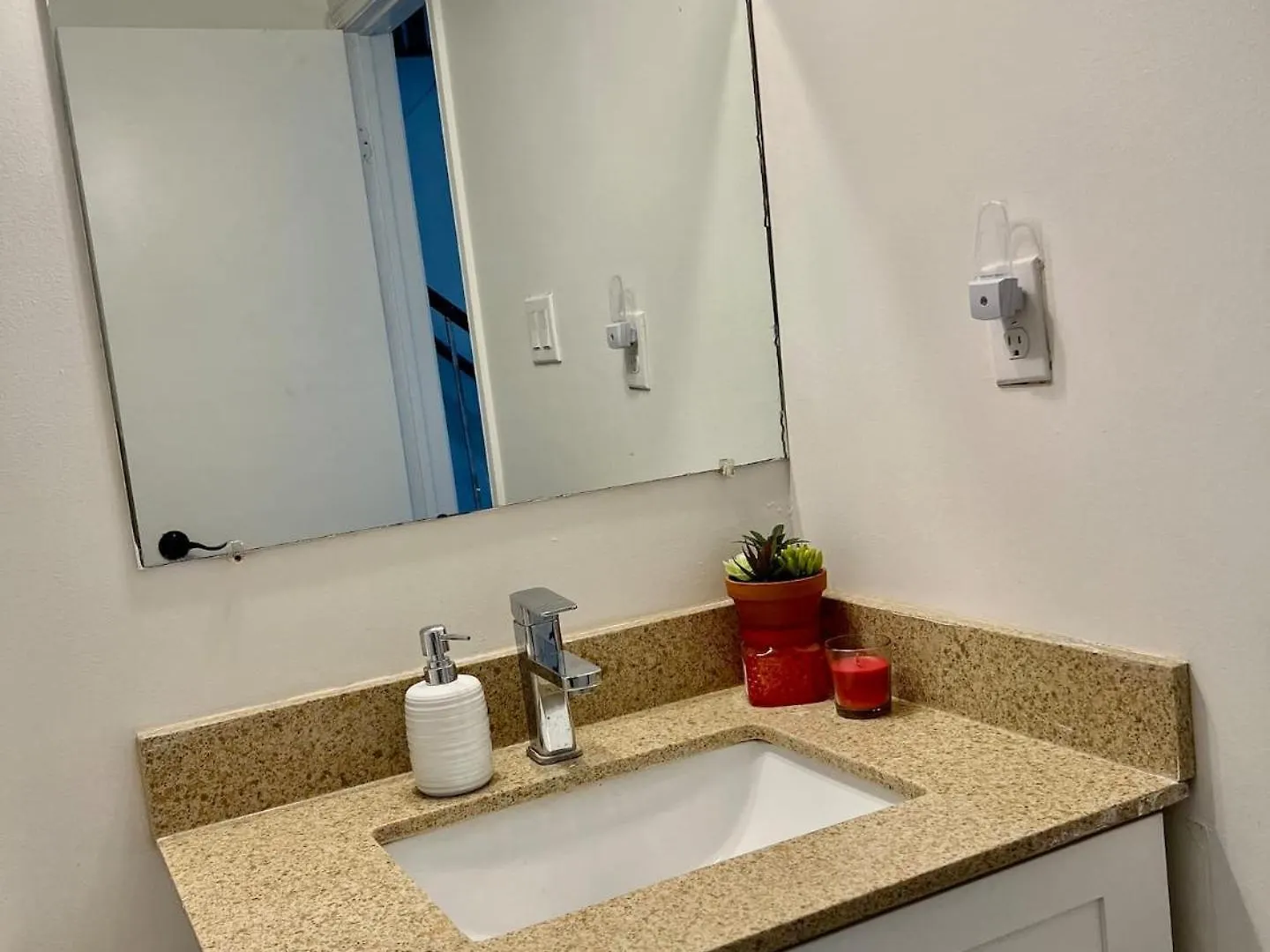 K9 Room Near Airport Mississauga 0*,  Canada